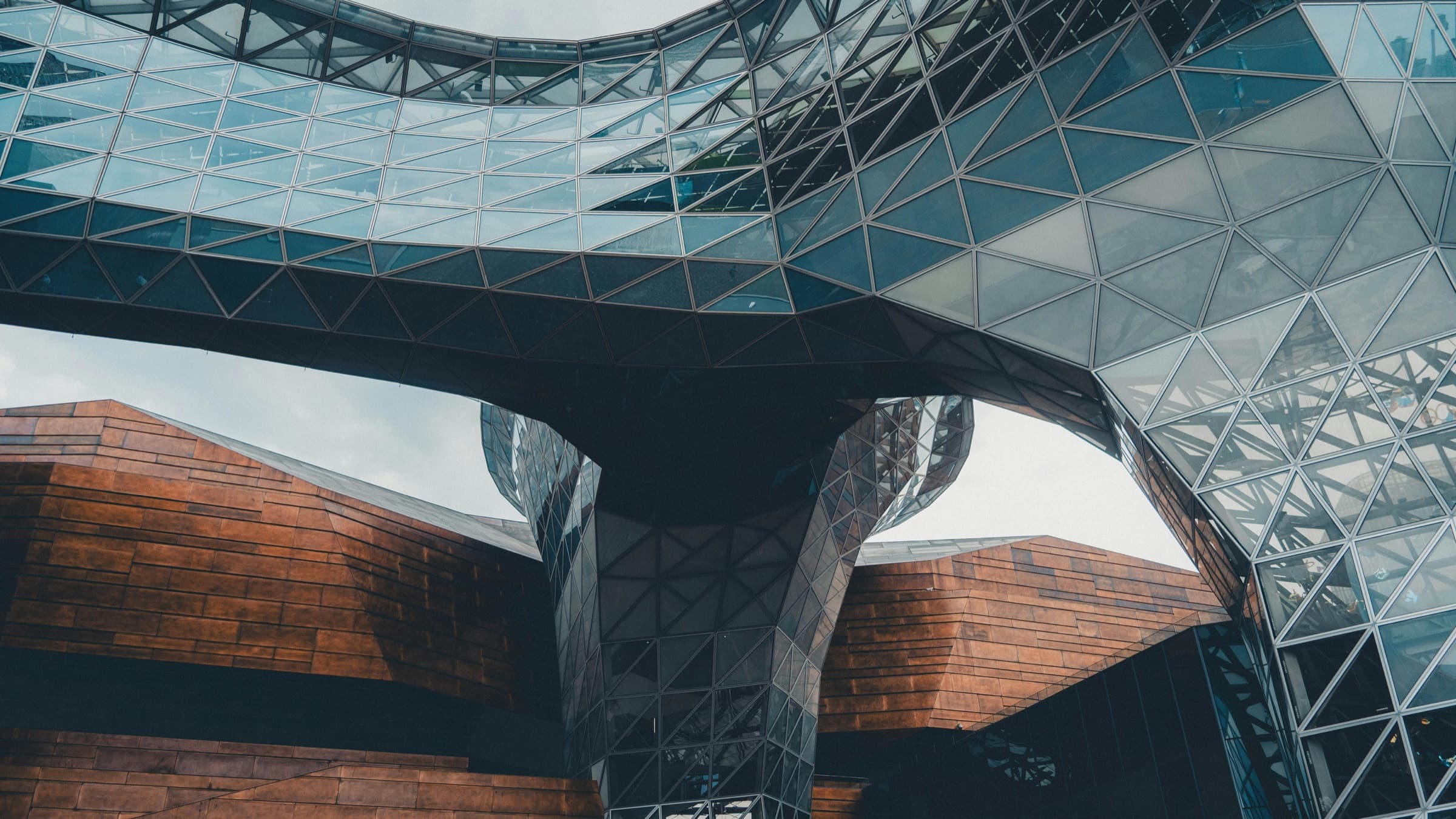 Moderne Architektur – Glasfassade mit geometrischen Strukturen
